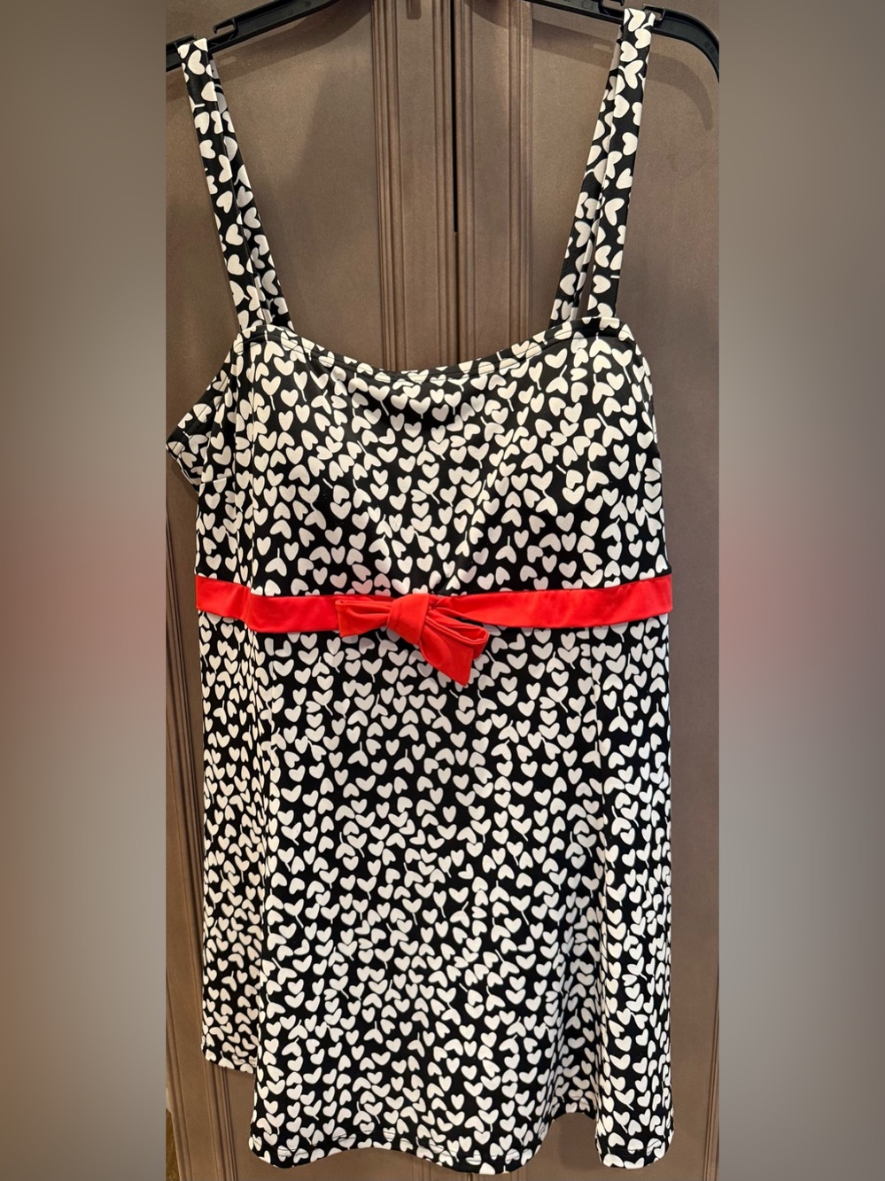 A Shore Fit 20W Black & White Heart-Print One-Piece Swimsuit with Red Bow Waist
